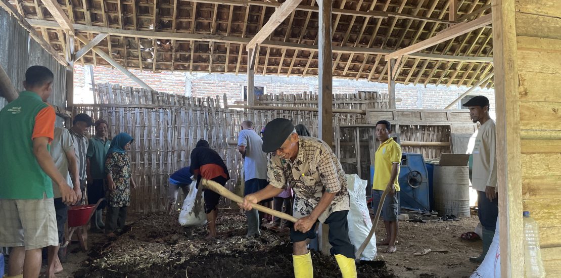 Petani sedang membuat kompos organik di Sekolah Lapang Iklim di Wonogiri, Jawa Tengah.