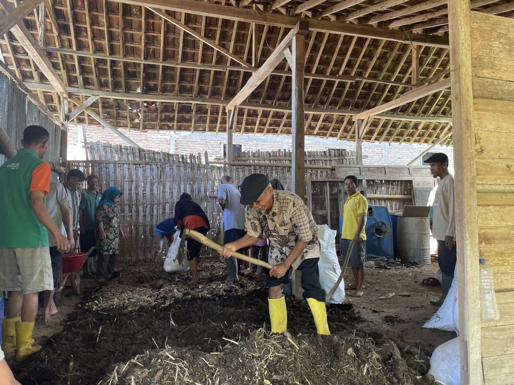Petani sedang membuat kompos organik di Sekolah Lapang Iklim di Wonogiri, Jawa Tengah.